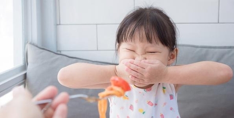 Trẻ biếng ăn mùa hè phải làm sao?
