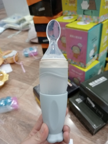 Bình thìa ăn dặm silicon - Giải pháp tiện lợi cho bé yêu