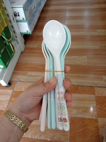 BỘ THÌA ĂN DẶM TAY CẦM HOẠT HÌNH DỄ THƯƠNG – MÓN QUÀ BÉ MÊ, MẸ YÊN TÂM