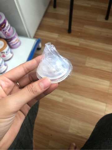 Núm ty quai trong cổ rộng