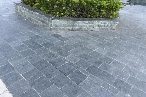 Đá tự nhiên bazan màu xám đen lát lối đi sân vườn biệt thự