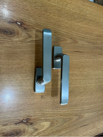 TAY CỬA SỔ INOX - BẠC