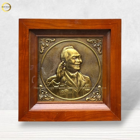 TRANH CHÂN DUNG ĐẠI TƯỚNG VÕ NGUYÊN GIÁP BẰNG ĐỒNG GIẢ CỔ - KÍCH THƯỚC 38X38CM