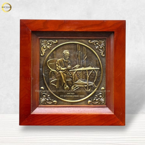 TRANH BÁC HỒ NGỒI GHẾ MÂY BẰNG ĐỒNG VÀNG GIẢ CỔ  -  KÍCH THƯỚC 38X38CM