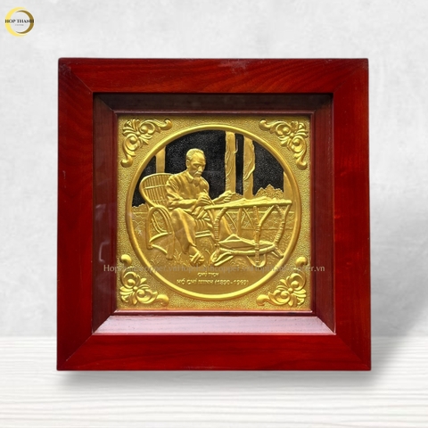 TRANH BÁC HỒ NGỒI GHẾ MÂY BẰNG ĐỒNG DÁT VÀNG  -  KÍCH THƯỚC 38X38CM