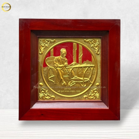 TRANH BÁC HỒ NGỒI GHẾ MÂY BẰNG ĐỒNG DÁT VÀNG  -  KÍCH THƯỚC 38X38CM