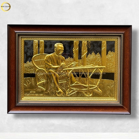 TRANH BÁC HỒ NGỒI GHẾ MÂY BẰNG ĐỒNG DÁT VÀNG  -  KÍCH THƯỚC 38X54CM