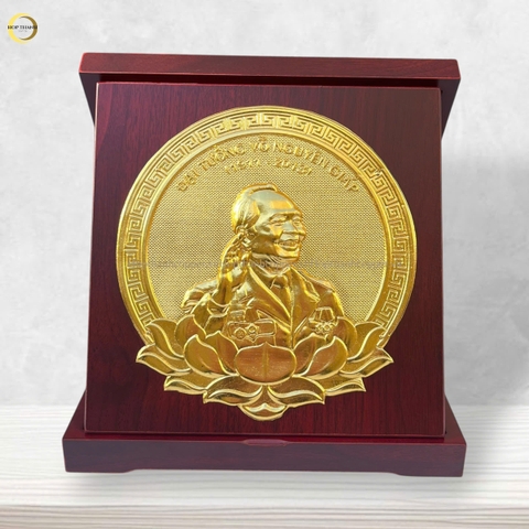 TRANH CHÂN DUNG ĐẠI TƯỚNG VÕ NGUYÊN GIÁP BẰNG ĐỒNG DÁT VÀNG - KÍCH THƯỚC 24X24CM