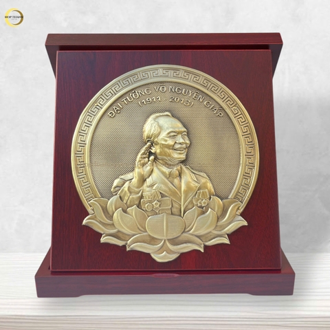 TRANH CHÂN DUNG ĐẠI TƯỚNG VÕ NGUYÊN GIÁP BẰNG ĐỒNG GIẢ CỔ - KÍCH THƯỚC 24X24CM