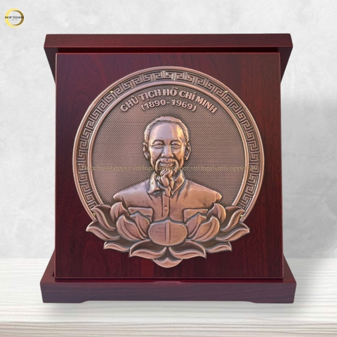 TRANH ĐỒNG CHÂN DUNG CHỦ TỊCH HỒ CHÍ MINH BẰNG ĐỒNG GIẢ CỔ - KÍCH THƯỚC 24X24CM