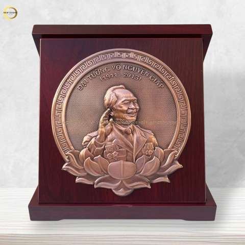 TRANH CHÂN DUNG ĐẠI TƯỚNG VÕ NGUYÊN GIÁP BẰNG ĐỒNG GIẢ CỔ - KÍCH THƯỚC 24X24CM