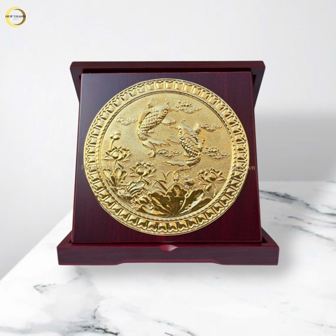TRANH CÁ CHÉP HOA SEN - SONG NGƯ CÁT HẠNH BẰNG ĐỒNG MẠ VÀNG 24K (ĐƯỜNG KÍNH 24X24CM)