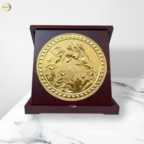 TRANH CÁ CHÉP HOA SEN - SONG NGƯ CÁT HẠNH BẰNG ĐỒNG MẠ VÀNG 24K (ĐƯỜNG KÍNH 24X24CM)