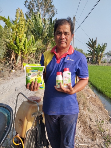 Nông dân đang cầm sản phẩm của công ty Thiên Bình