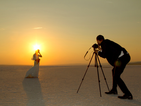 Xe theo giờ chụp ảnh cưới TP.HCM – Long Hải 1 ngày: Golden hour – điểm chụp – kịch bản mưa & điều phối trang phục