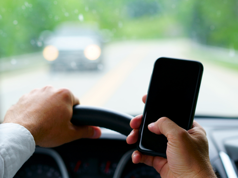 Tại sao nhiều nơi không cho thuê xe tự lái cho người trẻ?