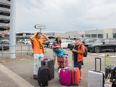 Tại sao giá thuê xe tự lái ngày lễ cao hơn cả thuê xe sang?