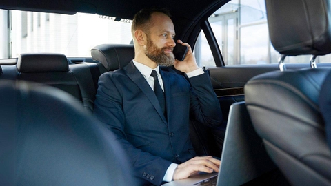 Nên Thuê Xe Theo Ngày Hay Theo Tháng? Lựa Chọn Nào Tối Ưu Khi Đi Công Tác, Làm Dịch Vụ Cưới?