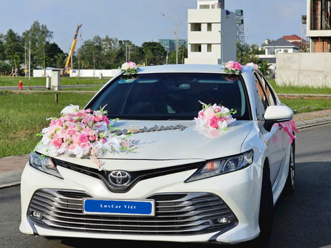 Hoa Trang Trí Xe Cưới Màu Trắng Hồng Tại TP.HCM