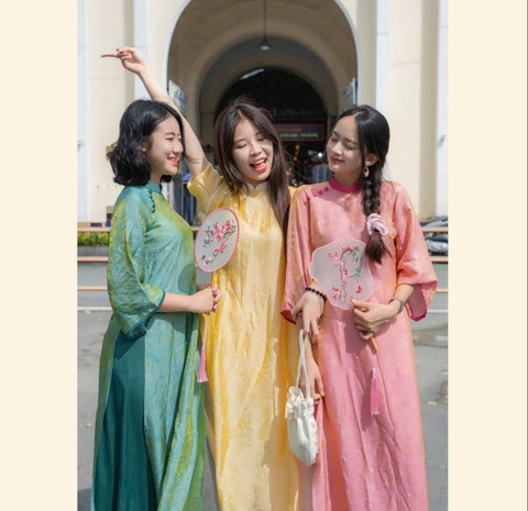 Áo dài gấm nhủ nút bọc cổ tay né viền