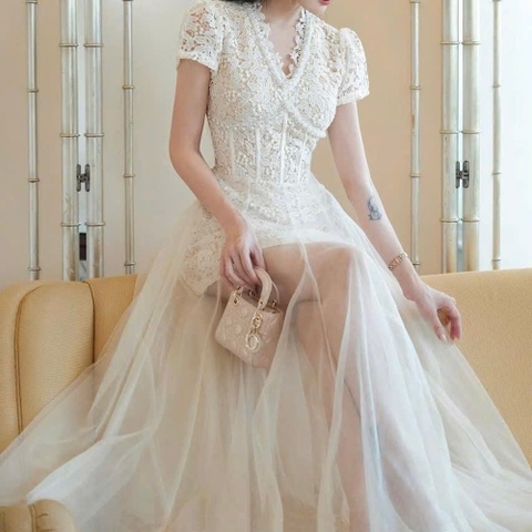 Đầm thiết kết đi tiệc cổ V ren viền ngọc ngực phối voan