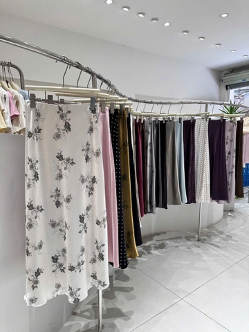 Chân váy lụa dài hoạ tiết hoa