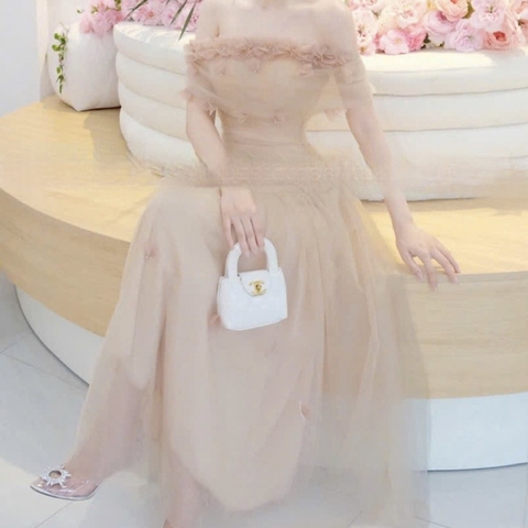 Đầm trễ vai nâu bồng dính hoa dáng dài công chúa