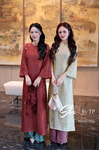 Áo dài  cổ tròn đính đá kèm tag hoa mai