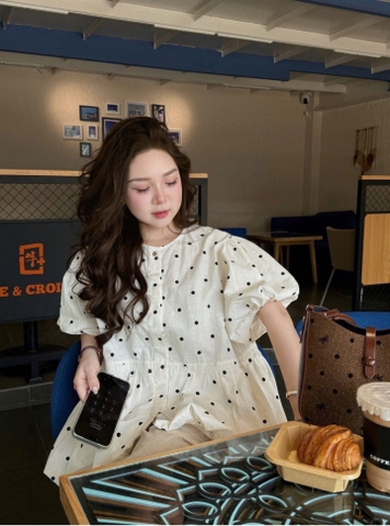 Áo kiểu cổ tròn babydoll chấm bi vàng