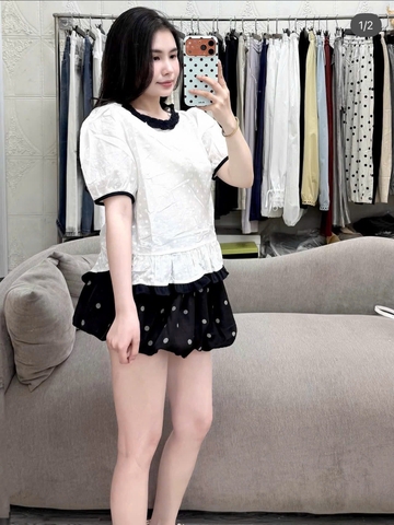 Áo kiểu cổ tròn chấm nổi viền đen