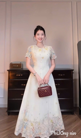 Đầm cổ tròn hoa thêu dáng dài