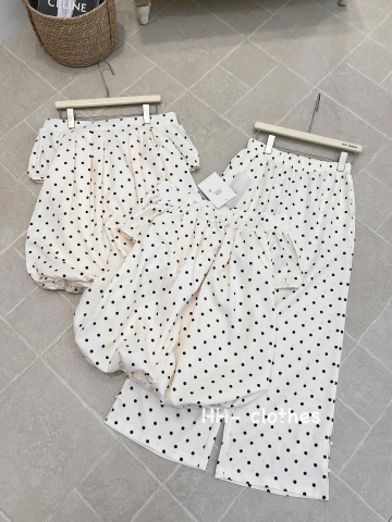Set áo trễ vai kèm quần chấm bi