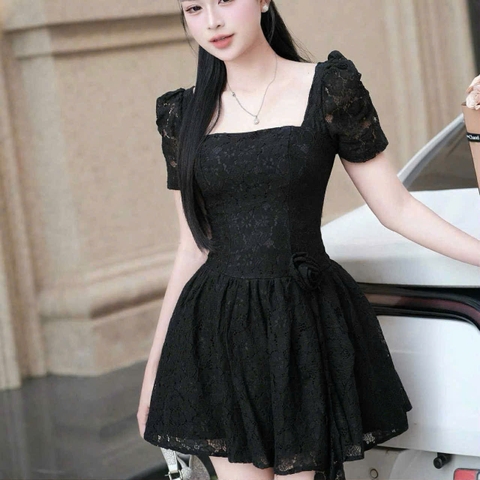Đầm thiết kế đi tiệc ren đen ngắn cổ vuông có tay ngắn nhiều tầng