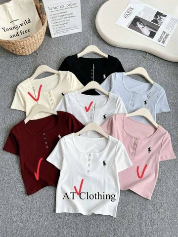 Áo thun cổ vuông cài nút thêu ngựa