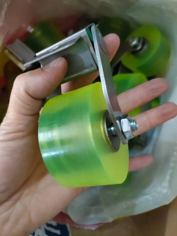 Con tỳ máy cắt nhỏ