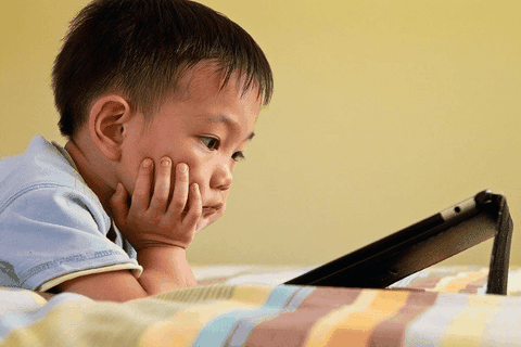 Trẻ xem màn hình nhiều: chăm sóc mắt cho trẻ thế nào?
