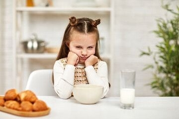 TRẺ LƯỜI UỐNG SỮA: GIẢI QUYẾT THẾ NÀO?