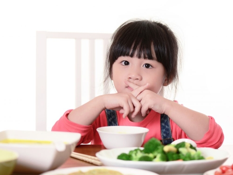 TRẺ CHẬM HẤP THU: NGUYÊN NHÂN KHÔNG NẰM Ở BỮA ĂN MÀ Ở... HỆ TIÊU HÓA!