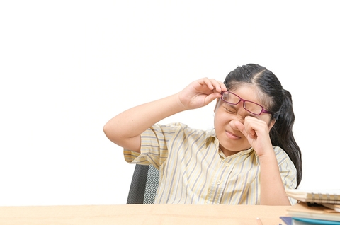 MỎI MẮT HỌC ĐƯỜNG Ở TRẺ: MẸ ĐÃ BIẾT VÌ SAO CHƯA?