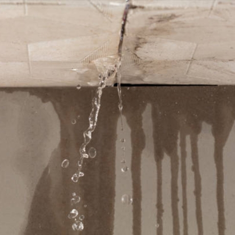 Tại sao nhà bạn vừa xây xong đã bị thấm nước? Nguyên nhân nằm ở đâu?