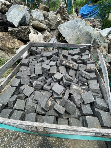Đá cubic bazan đen chẻ tay