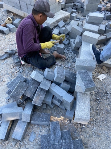 Đá cubic bazan đen chẻ tay