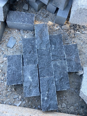Đá cubic bazan đen chẻ tay