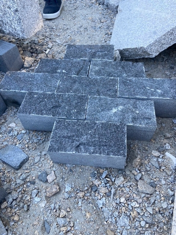 Đá cubic bazan đen chẻ tay
