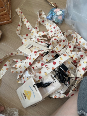 Set Thẻ Đeo Kèm Dây