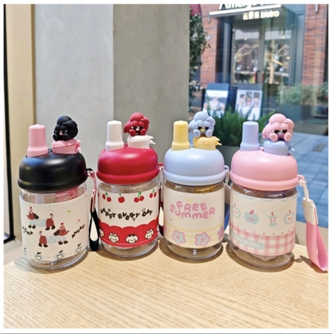 Bình Nước Nhựa Charm Hoa Xụ Mặt 600ml