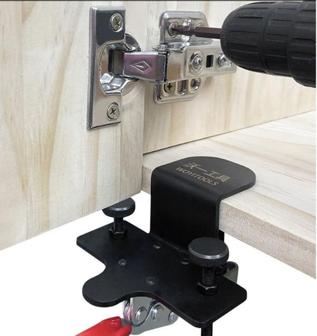 Kẹp định vị bắt bản lề cánh tủ tùy chỉnh thuận tiện nhanh chóng.