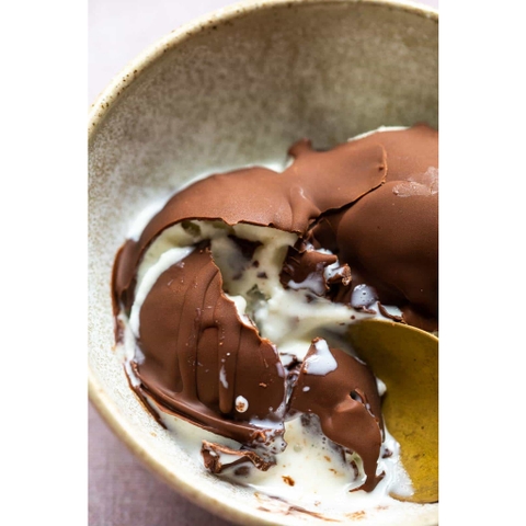 SỐT SOCOLA PHỦ KEM TẠO VỎ GIÒN TRONG TÍCH TẮC Cottee’s® Choc Whizz® Chocolate, 220g