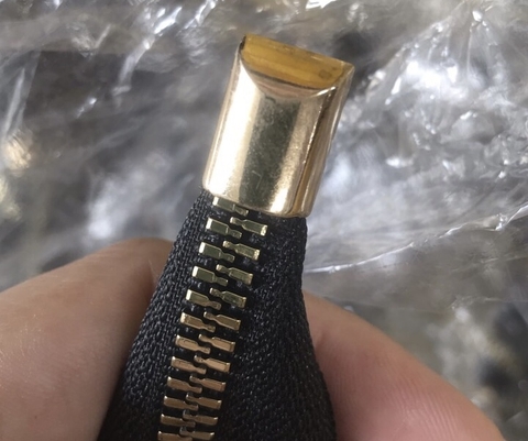 1 chiếc chặn đầu dây khoá