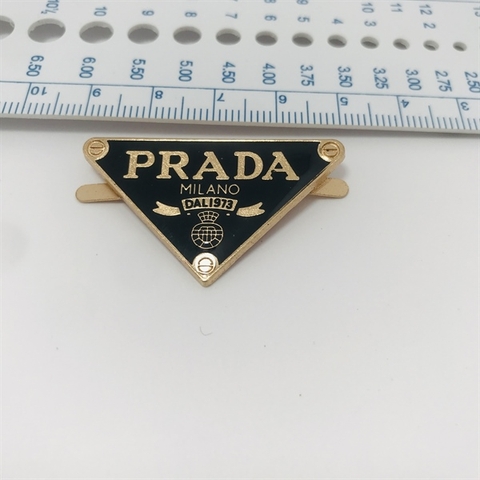 Mác Prada màu vàng trang trí